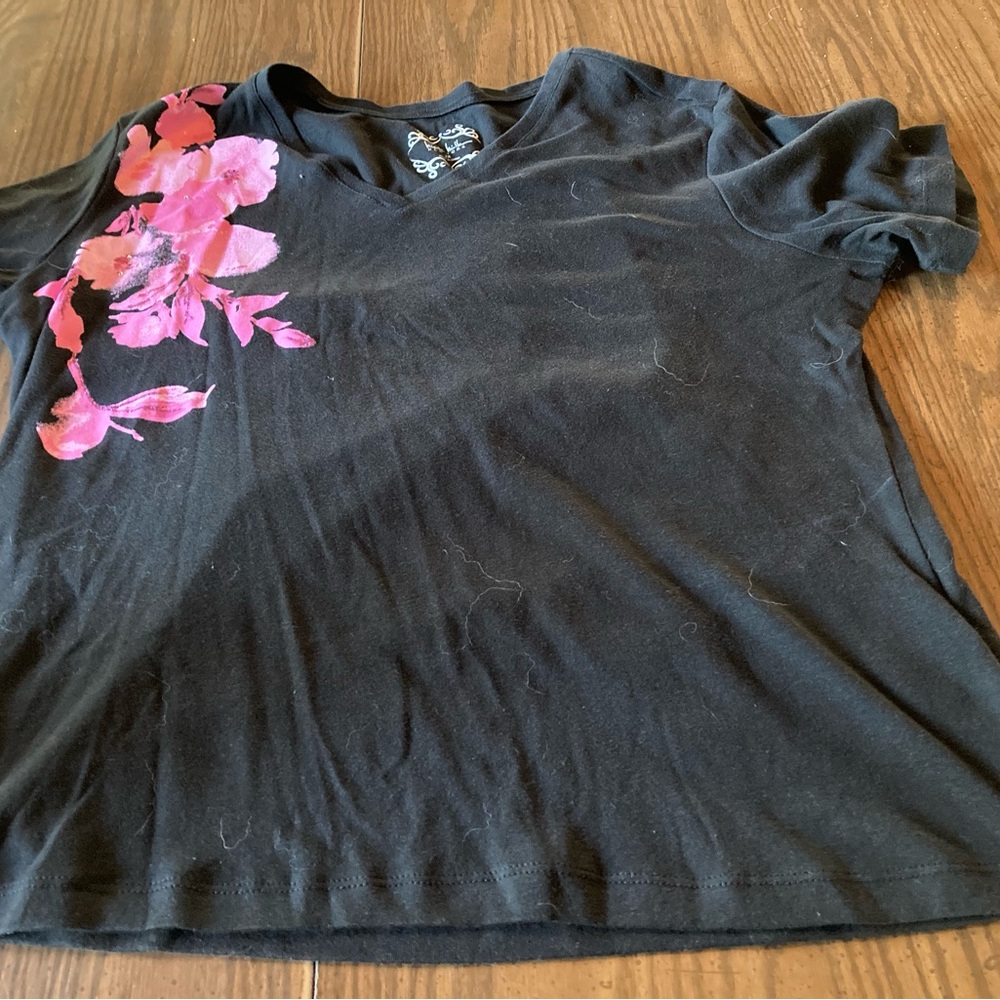 Pull over V-neck black pink flowers, T-shirt SZ2XL by Nicole Miller, New York